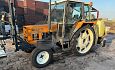 Tractor met rijenspuit