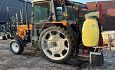 Tractor met rijenspuit