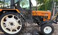Tractor met rijenspuit