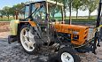 Tractor met rijenspuit