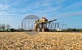 Tractor met strodekmachine combinatie