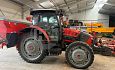 Tractor met strodekmachine combinatie