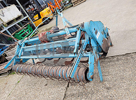 Spitmachine met harkrol