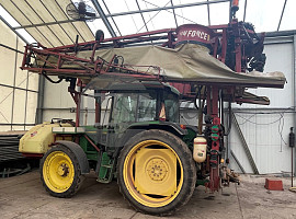 Tractor met spuit