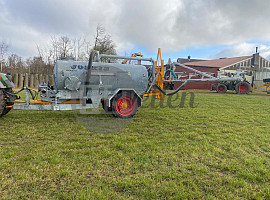Tankwagen met sproeiboom
