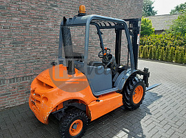 Terreinheftruck