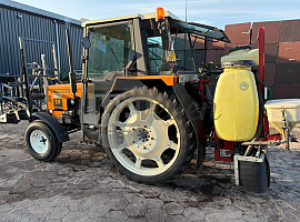 Tractor met rijenspuit