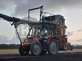 Tractor met strodekmachine combinatie