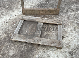 Tussen pallets 
