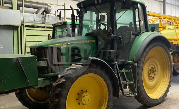 Tractor met spuit