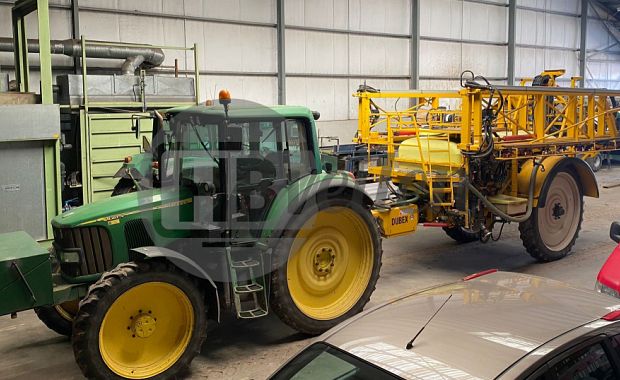 Tractor met spuit