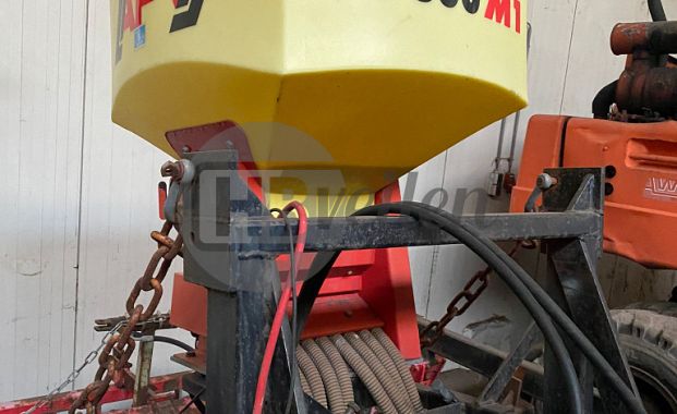Messenfrees met zaaimachine