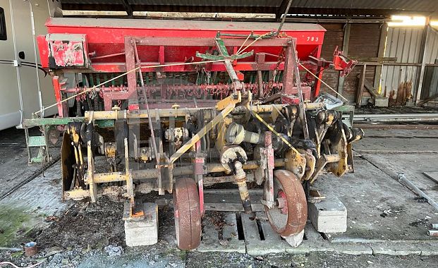 Spitmachine met zaaimachine