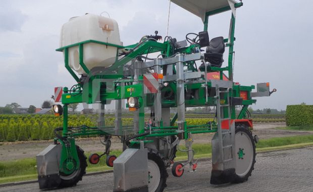 Portaaltractor met werktuigen