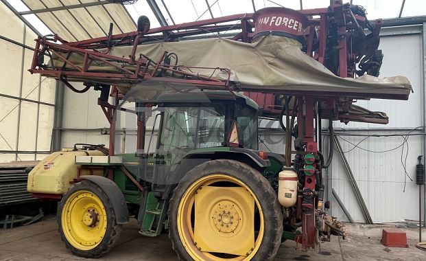 Tractor met spuit