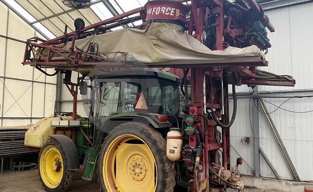 Tractor met spuit