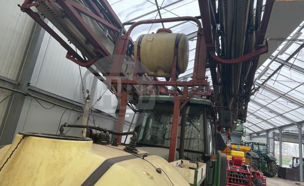 Tractor met spuit