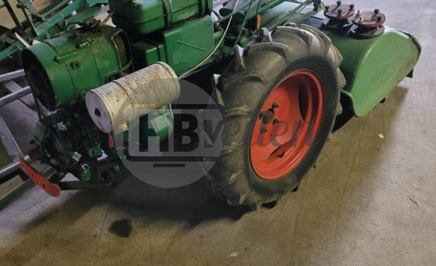 Tractor (Holder)