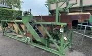 Bunkersorteermachine met voorsorteerder en toevoerband