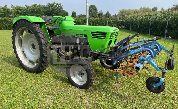 Tractor met schoffelmachine