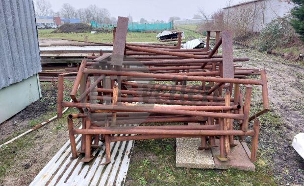 Metalen poten en steunen voor broeierij