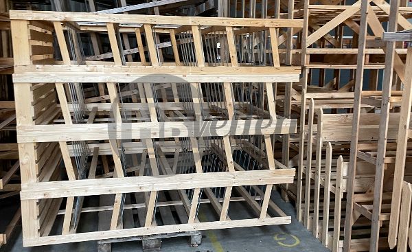 Houten presentatie rekken 