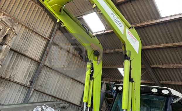 Tractor met frees-spitcombinaie