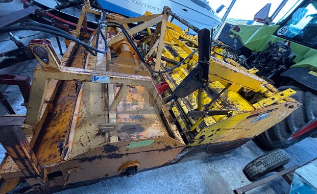 Tractor met frees-spitcombinaie