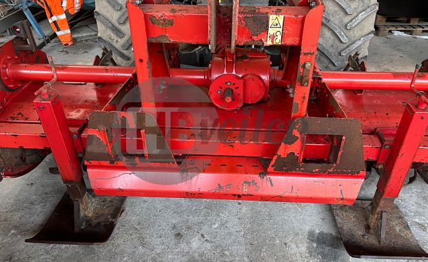 Tractor met frees-spitcombinaie