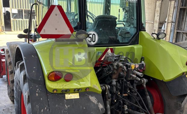 Tractor met frees-spitcombinaie