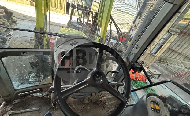 Tractor met frees-spitcombinaie