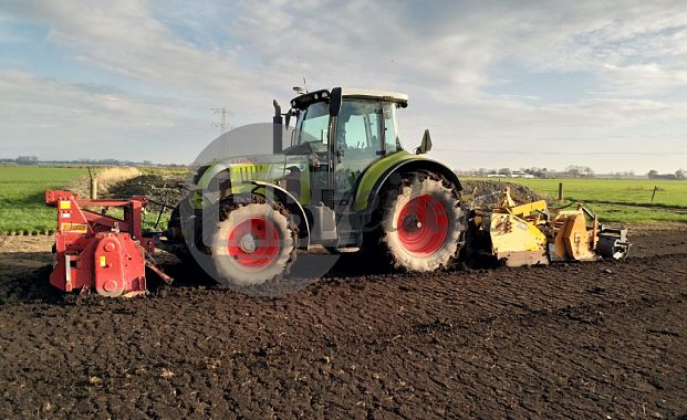 Tractor met frees-spitcombinaie