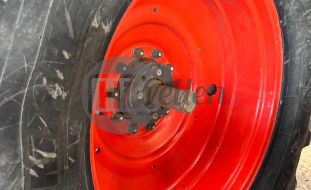 Tractor met frees-spitcombinaie