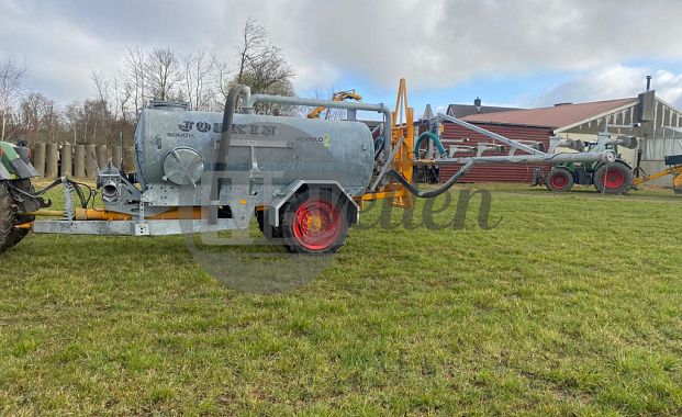 Tankwagen met sproeiboom