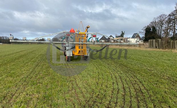 Tankwagen met sproeiboom