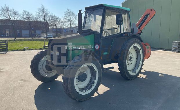 Tractor met klepelmaaier