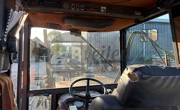 Tractor met rijenspuit
