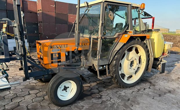 Tractor met rijenspuit