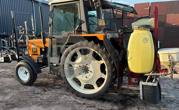 Tractor met rijenspuit