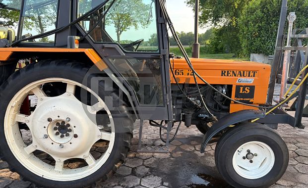 Tractor met rijenspuit