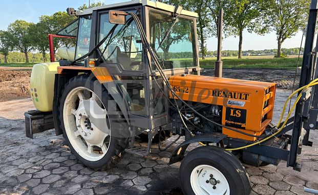 Tractor met rijenspuit