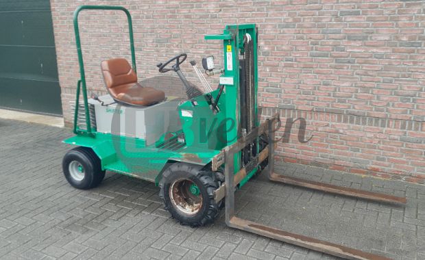 Terreinheftruck