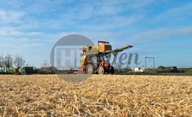 Tractor met strodekmachine combinatie