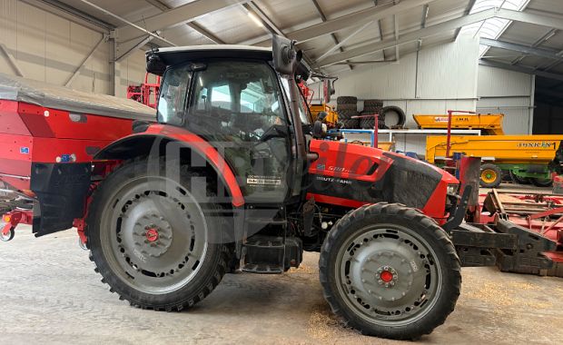Tractor met strodekmachine combinatie
