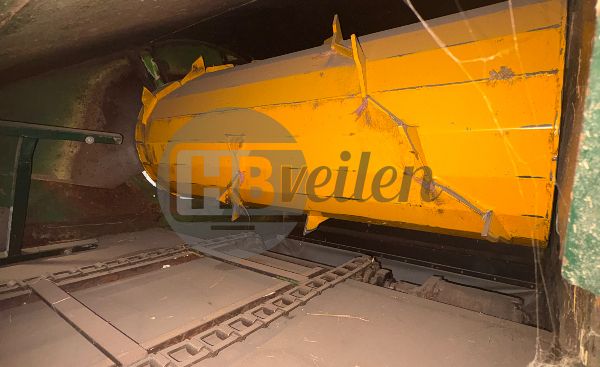 Tractor met strodekmachine combinatie