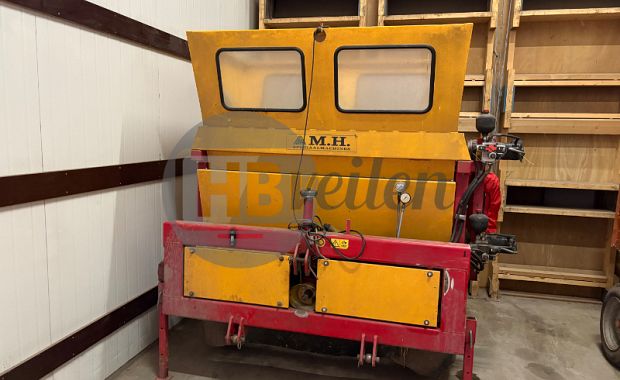 Tractor met strodekmachine combinatie