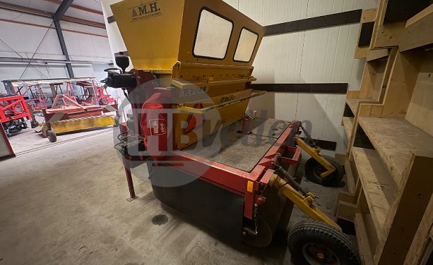 Tractor met strodekmachine combinatie
