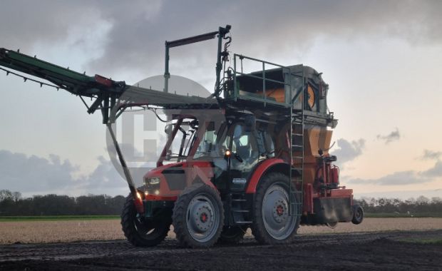 Tractor met strodekmachine combinatie