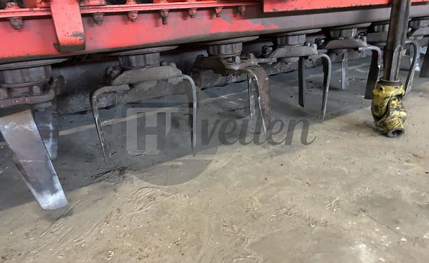 Kopeg met zaaimachine