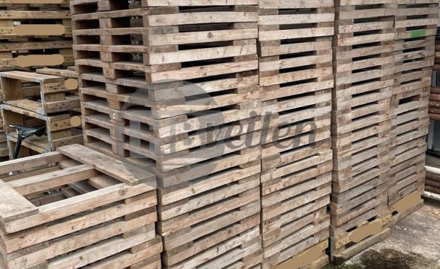 Tussen pallets 